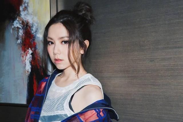 邓紫棋衣品爆发了，怎么看她凹造型都是喜欢的很！