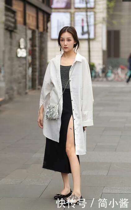 街拍：小编我看着这位美女，不经意间就迷住了！