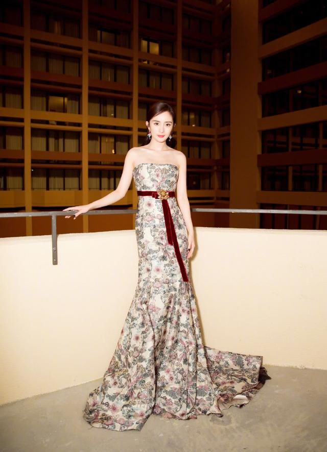 杨幂惊艳了！开叉裙仅靠几根带着挡住重点，网友：刘恺威不知道吧