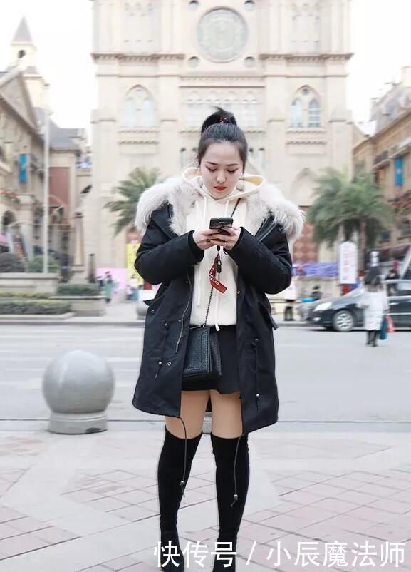 「 美女」自己喜欢就好,不过搭配短裙穿更好看,街拍美女:黑丝袜or白丝袜