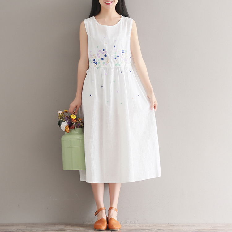 瞧瞧下图的女生,真有眼光,相中这么清爽又时尚的连衣裙