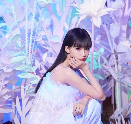  【孩子】26岁的孙怡照顾孩子还忙工作，素颜出镜面容憔悴，妆前妆后差别大