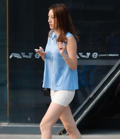  「条纹」街拍：天生丽质的美女，一条黑白色条纹连衣裙，时尚青春靓丽气息