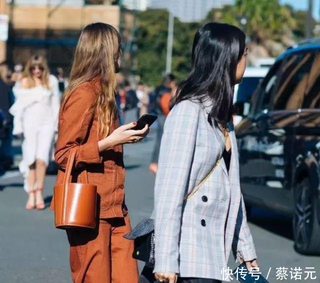 『技巧』不论年纪多大的女人,学会这四个单品搭配技巧,秒变行走的衣架