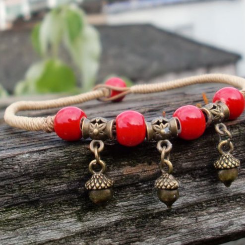 一条精致脚链，戴着更能衬托小女人气质，三寸金莲，显纤细玉足