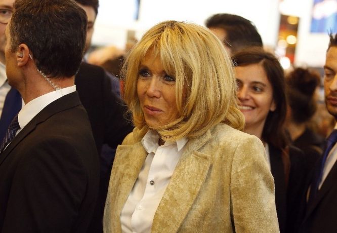 64岁法国总统夫人陪40岁老公工作 头乱糟糟像枯草照样征服小丈夫