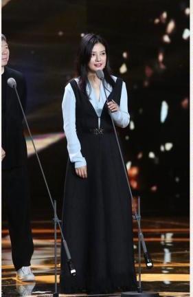 赵薇绝对不止瘦了10斤，大长腿都出来了，网友：不像42岁像22岁！