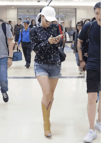 50岁那英真会玩！大夏天短裤皮靴秀长腿，网友：难道就不怕有脚气