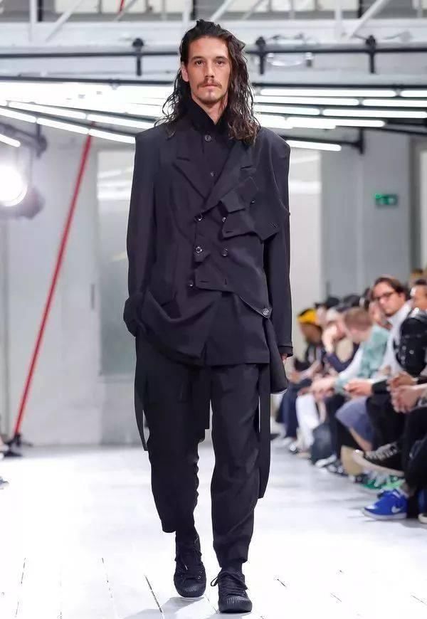 时装秀:Yohji Yamamoto 2020 春夏时装秀:山本耀司的黑色诗意想象