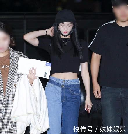 周洁琼真敢穿，牛仔裤外面又缝了半截裤子，原谅我看不懂这种时尚