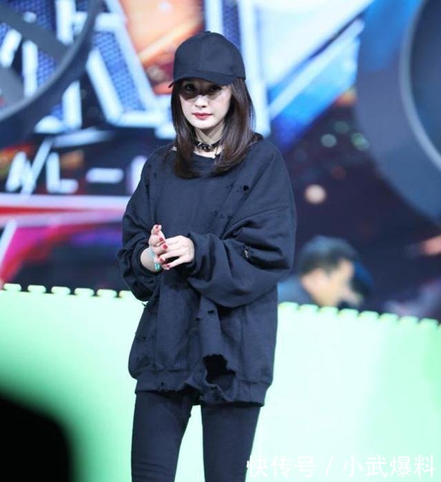 矮个子的胖妞别再卷裤脚了, 看杨幂如何把牛仔裤穿出大长腿