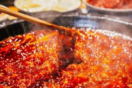 立夏飘雪？“火炉”重庆“名声不保”，市民被迫穿上羽绒服