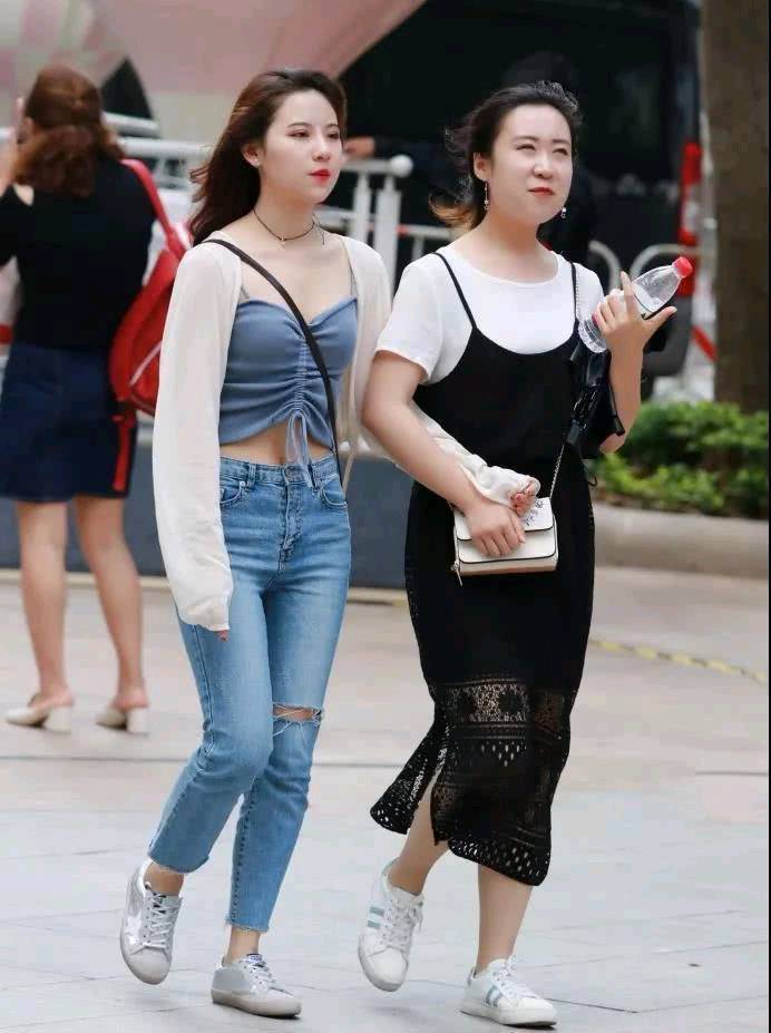 街拍：苗条大长腿的漂亮小姐姐，女性魅力展现得淋漓尽致！