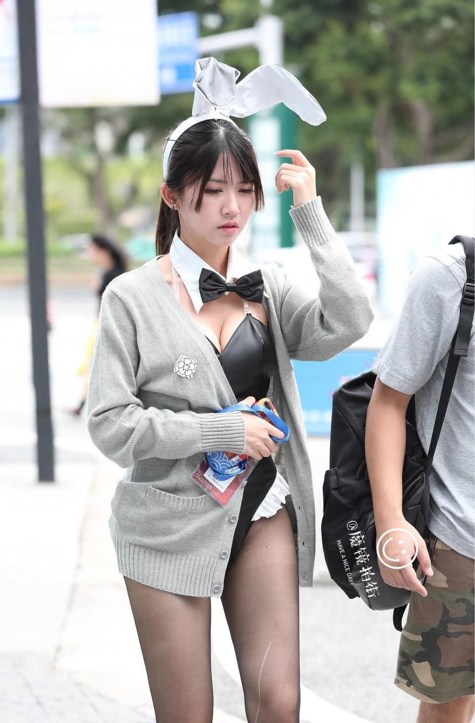 上海街拍:小姐姐纯情演绎惹人怜爱，下身白色粘稠状液体让你擦拭