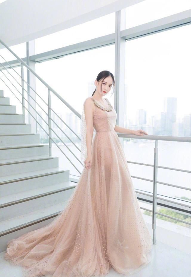 我喜欢陈乔恩这么穿裙子，确定过眼神，这姑娘一百斤不到!