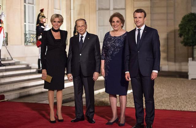 法国第一夫人换发型，剪了刘海还染了头发，网友：不像65岁