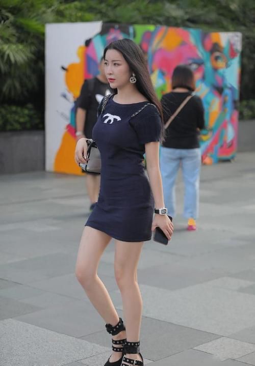 动人:路人街拍,小姐姐曲线动人,穿蓝色的牛仔裤,又飒又爽
