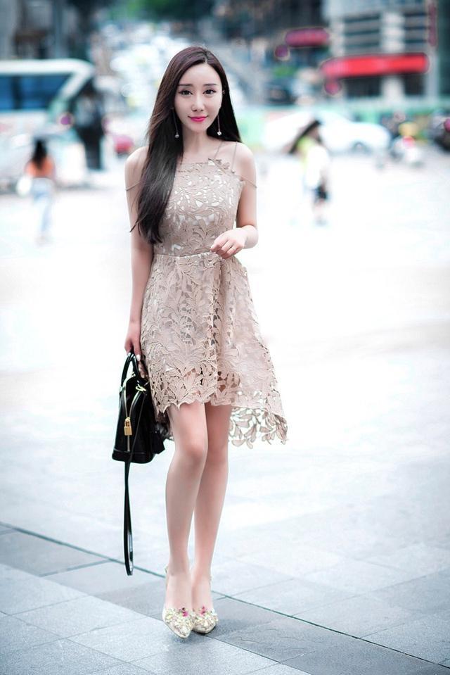 街拍：长相清纯的小姐姐，穿着清凉养眼又显瘦！