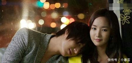 地铁上女子靠小伙肩上睡着了，小伙好心没叫醒女子，下地铁后傻了