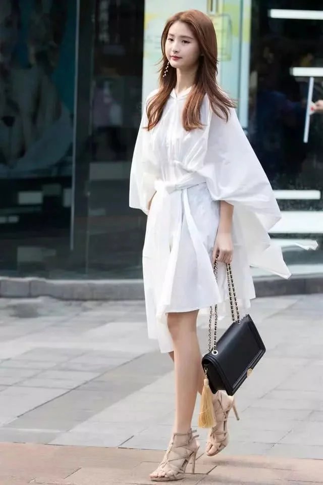 小姐姐白色波点衬衫搭配包臀裙，一身职业装扮感觉小姐姐宛在水中