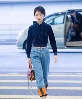  满满：冠军女孩刘诗雯获奖后走机场，粉色小熊卫衣搭运动裤，少女心满满