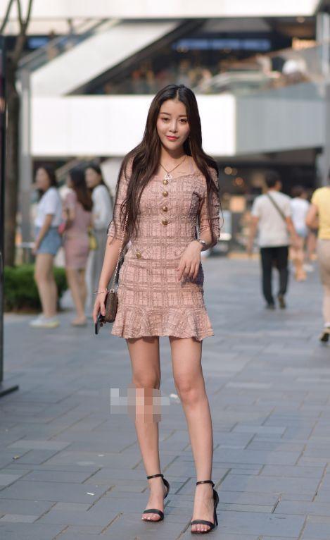 紧身裤：凸显美女的优雅气质，走在街头特别能够吸引人的目光！