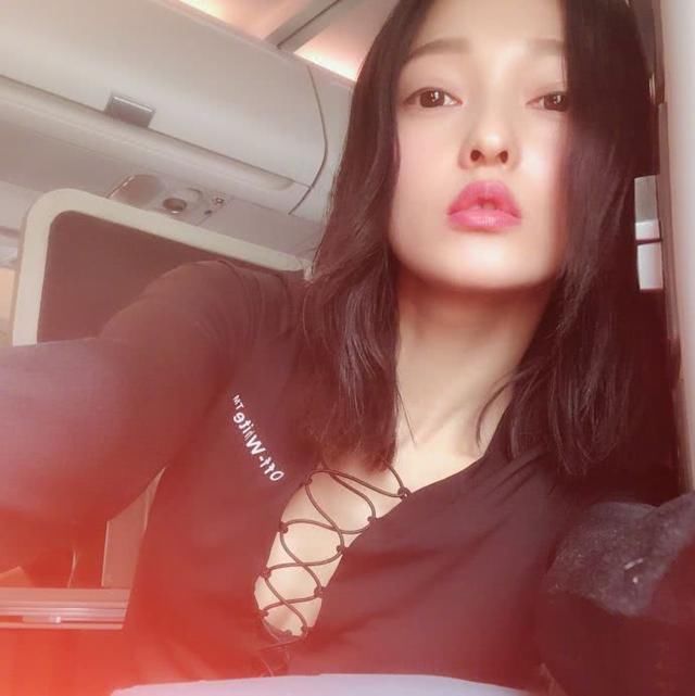 张韶涵难得性感一回，上身仅靠一根线遮重点，网友:没点安全感!