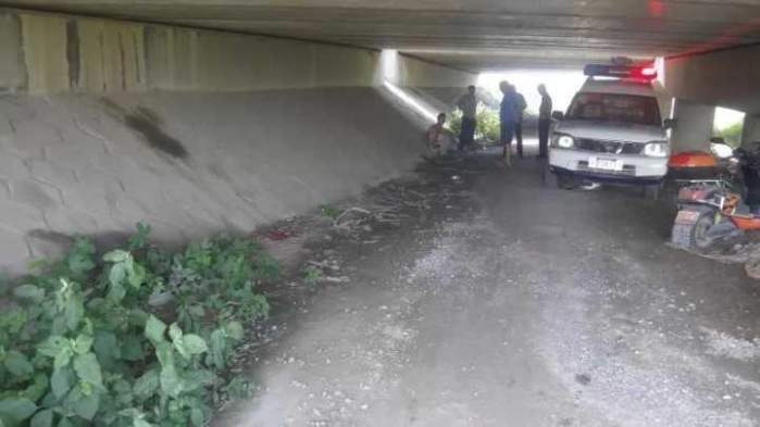 23岁男子上衣撕破被抢7万多报警, 知道真相后警察都愣了, 网友: