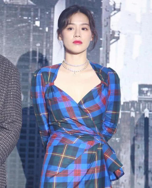 马思纯穿衣太大胆，深V衣领往两边扯，网友：还怕露的不够多？