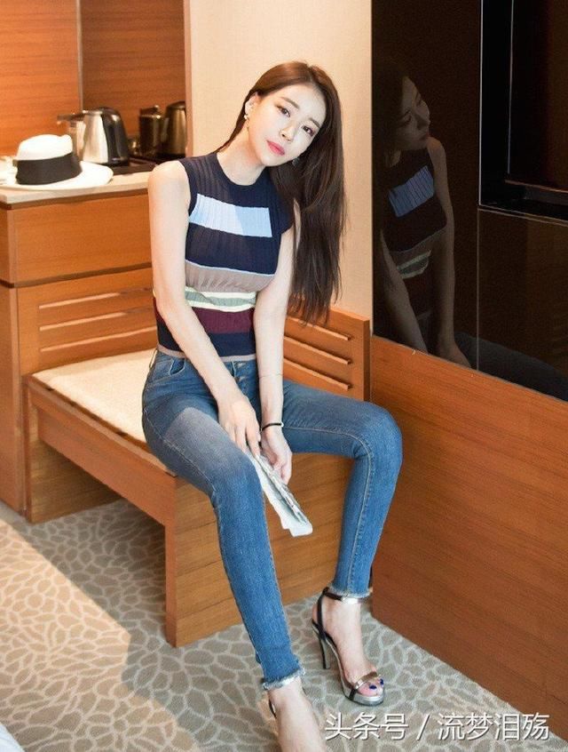 街拍：小姐姐一款背心包臀裙，轻松穿出了凹凸身材