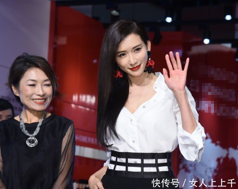 林志玲脱掉裙装换裤装，衬衫连解3扣成深V，看脸部特写我沉默了