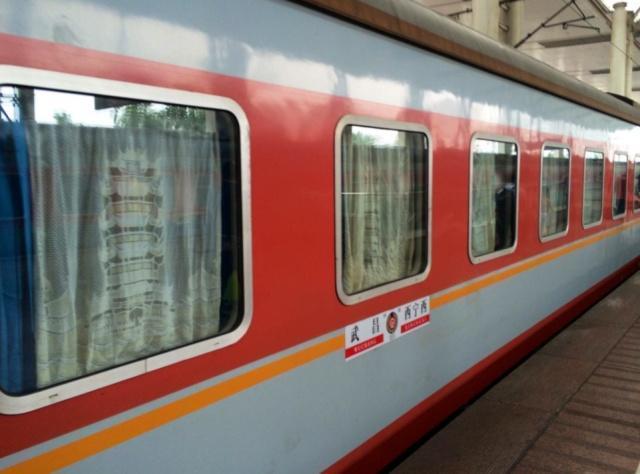 乘务员提醒：乘坐火车卧铺时，睡觉最好不要头朝着窗，不然会吃亏