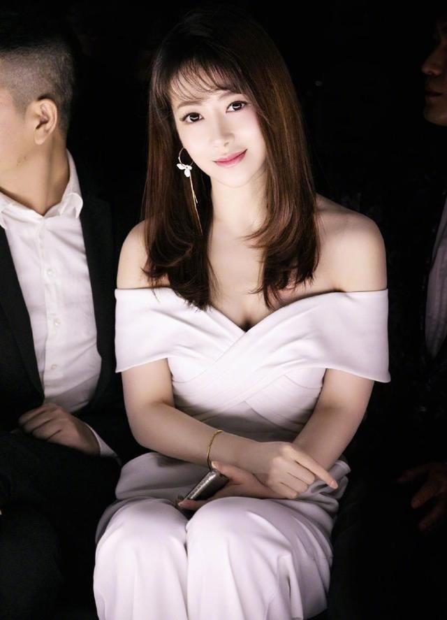 陈紫函太猛了！穿抹胸裙勒成这样，网友：看着都呼吸困难！