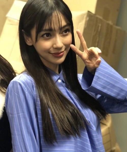  『眼花』开了美颜的杨颖有多假？身旁的黄晓明秒变小鲜肉，肤色让我眼花