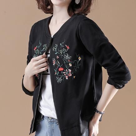 越来越多五六十岁的女人，爱穿这减龄外套，妈妈眼都不眨买了5件