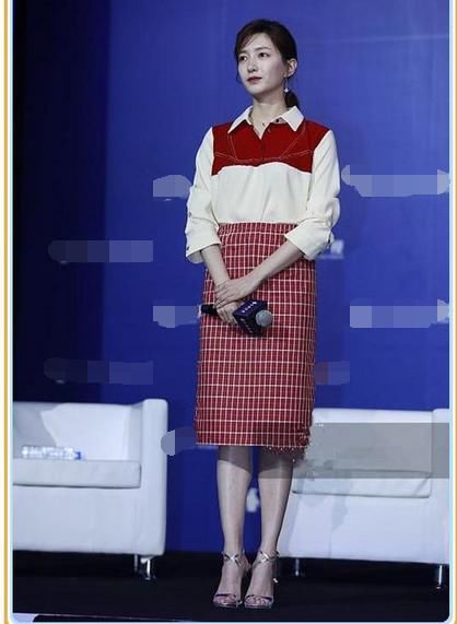 31岁江疏影和30岁李菲儿同穿红色格子裙，这差距何止一个1岁？