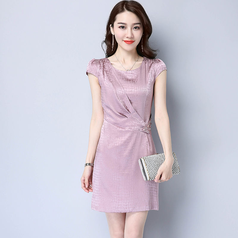 女人过了30就要这样穿，气质包臀裙+高跟鞋，出街性感又迷人