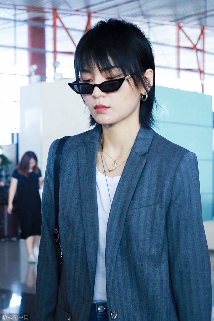 2019春夏纽约时装周：周笔畅着西装霸气启程观秀  圆脸肉嘟嘟花式