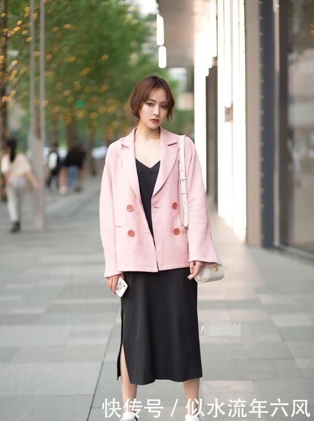 『美女』连衣裙体现青春的窈窕身材,营造出美女风格独具的活力感
