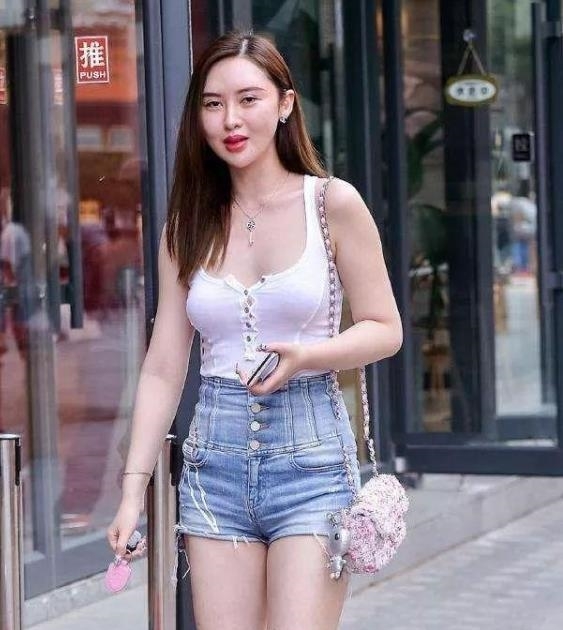  #气质#街拍：芳菲妩媚的小姐姐，一件白色背心配牛仔短裤，优雅魅力气质