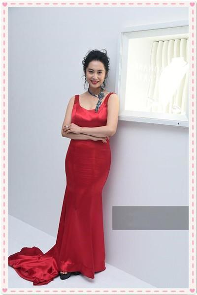 朱茵是47岁，闫妮也是47岁，二人同穿吊带裙，差距竟如此之大