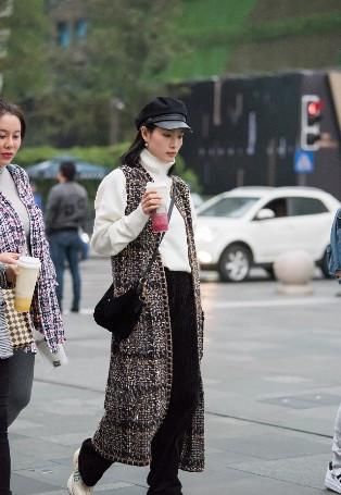  [动人]路人街拍，白色的上衣搭配一条非常可爱俏皮的短裙，真是气质动人