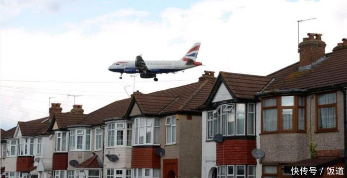  「飞过」房顶每天飞过1千架飞机，最低距离仅有10米，居民：快奔