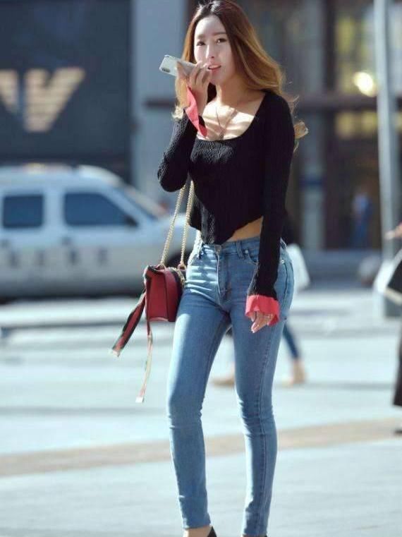 街拍：成熟女人学人穿紧身衣，演绎出无限的知性优雅!