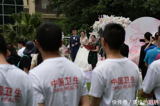 [队友]因驰援武汉推迟婚礼 今天他为妻子补上梦幻婚礼，队友们列队送祝福