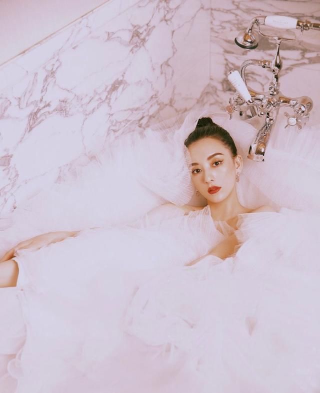  『郭富城』方媛晒华丽亮眼高级照被嘲：嫁给有钱男人的女人，出路只有这一条