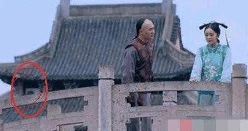  #严谨#邓伦友情客串《冰糖炖雪梨》，却造成明显穿帮，网友：太不严谨！