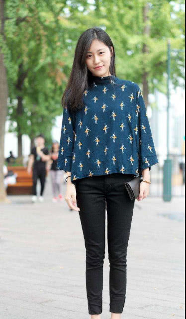 紧身裤也能让女人优雅又洋气，举手投足间充满韵味