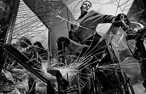 不谈衣服，时尚圈用哪些道具打造性感大片?