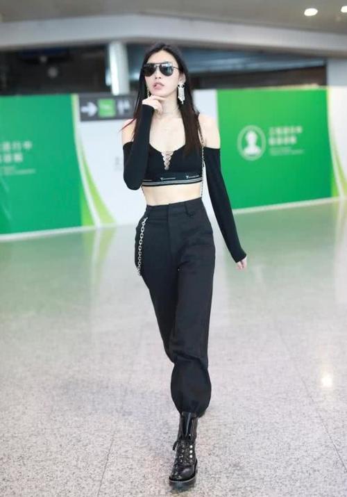 奚梦瑶为了性感太拼，竟用两条铁链当肩带，这真是最Low的时尚！